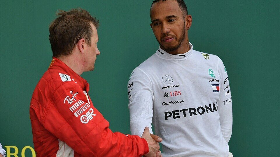 Zwischen Lewis Hamilton und Kimi Räikkönen ist nach dem Unfall beim Formel-1-Rennen in Silverstone alles wieder gut, Foto: Sutton