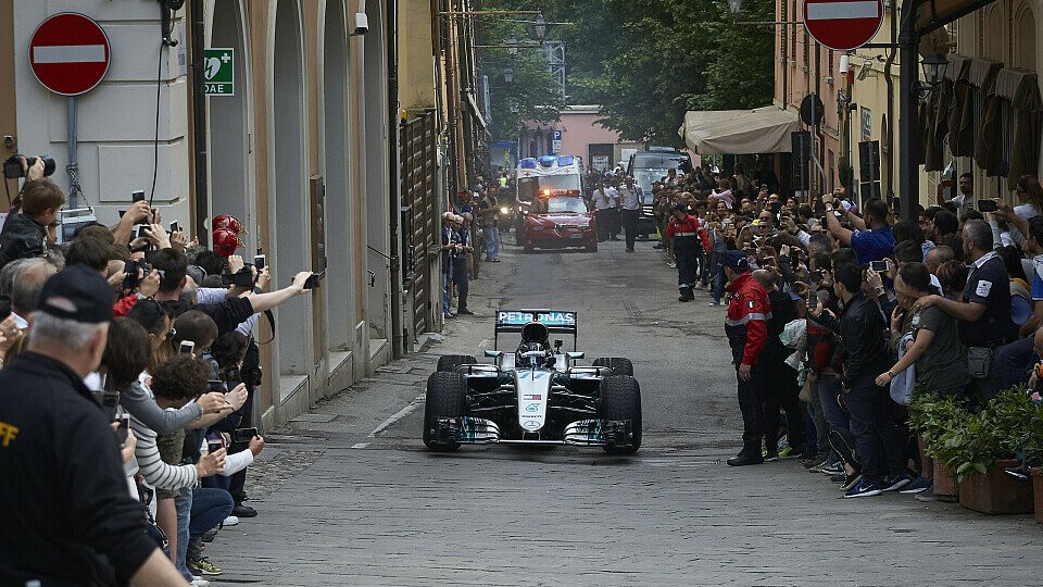 Valtteri Bottas fuhr im F1 W07 Hybrid durch Norditalien, Foto: Mercedes-AMG