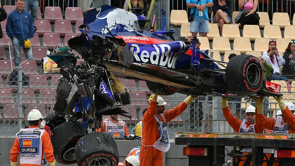 Brendon Hartleys Toro Rosso war nach dem Unfall reif für den Schrotthandel, Foto: Sutton