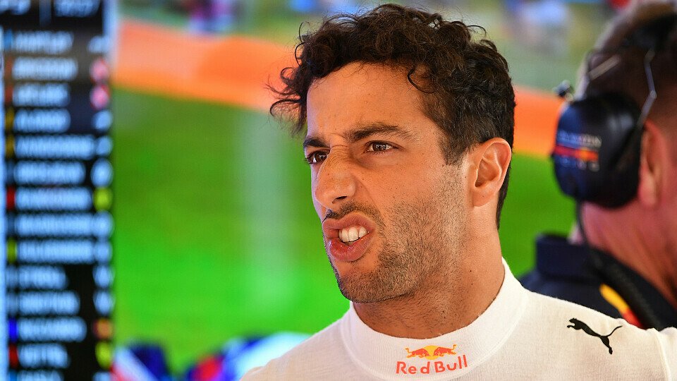 Daniel Ricciardos Blick auf das Zeitenklassement fiel in Spanien wenig begeistert aus, Foto: Sutton