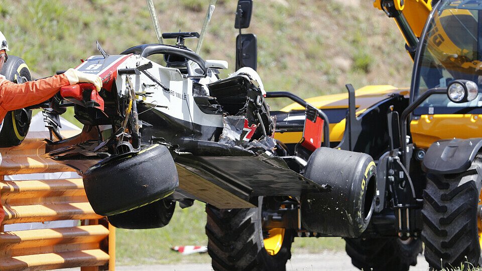 Crash am Start in Barcelona um Grosjean, Foto: Sutton