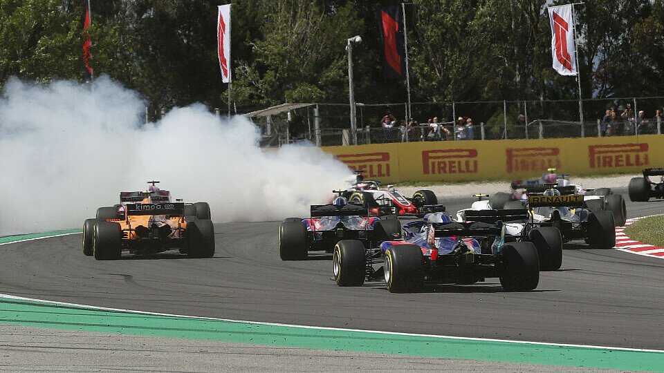 Chaos beim Start - Grosjean unter Druck, Foto: Sutton