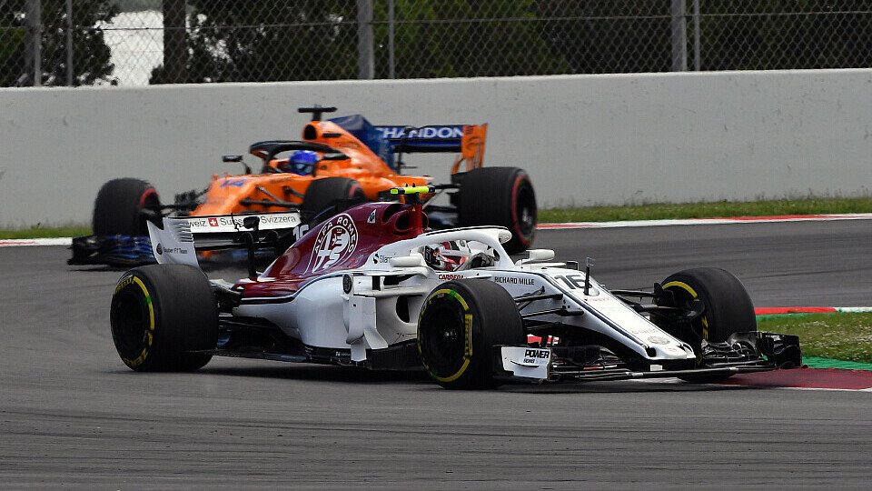 Fernando Alonso folgte Charles Leclerc in Barcelona wie ein Schatten, Foto: Sutton