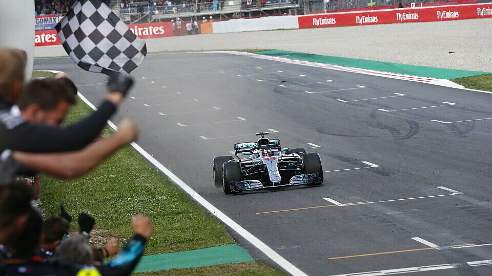 Lewis Hamilton ist mit 41 Siegen von der Pole der alleinige Rekordhalter, Foto: Mercedes-Benz