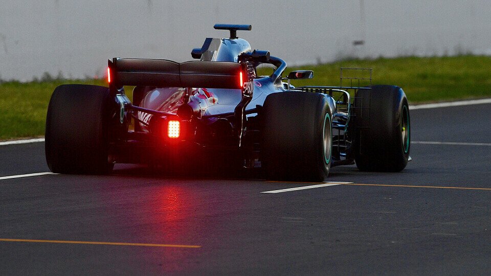 Mercedes mit Heckflügel-Licht beim Formel-1-Test in Barcelona, Foto: Sutton