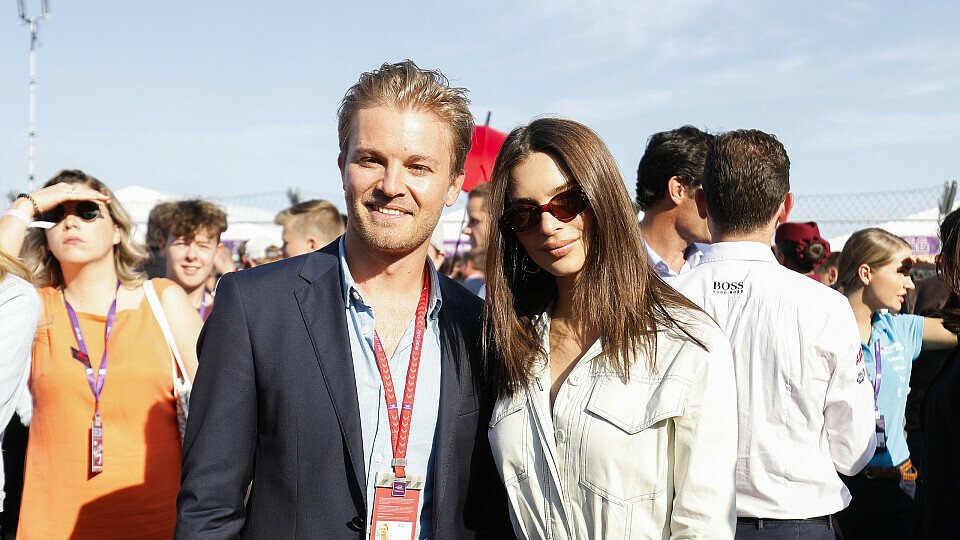 Weltmeister und Supermodel in Berlin: Nico Rosberg mit Emily Ratajkowski, Foto: LAT Images