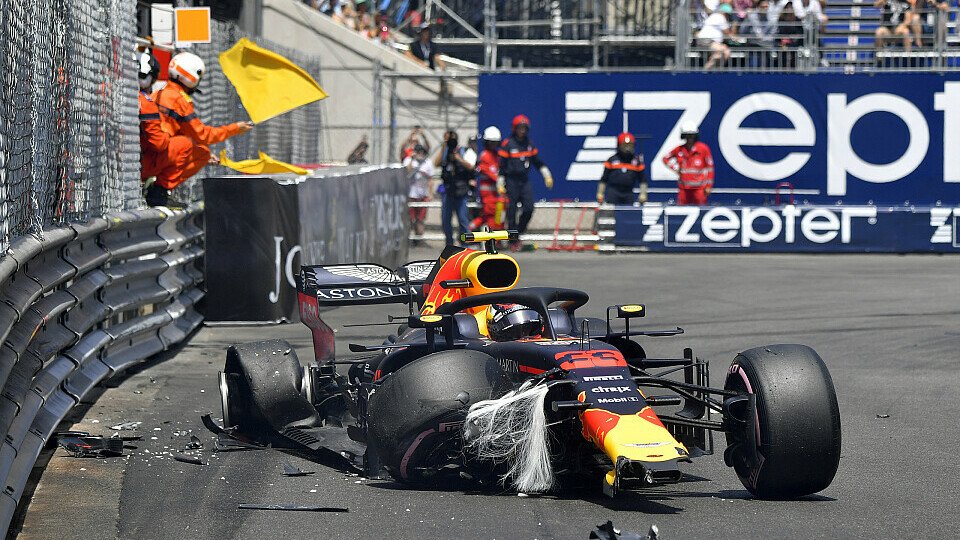 Max Verstappen und ein zerlegter Red Bull - in Monaco keine Seltenheit, Foto: Sutton
