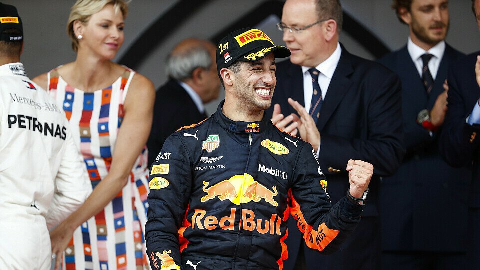Daniel Ricciardo feierte mit seinem Sieg in Monaco einen Meilenstein seiner Formel-1-karriere, Foto: LAT Images
