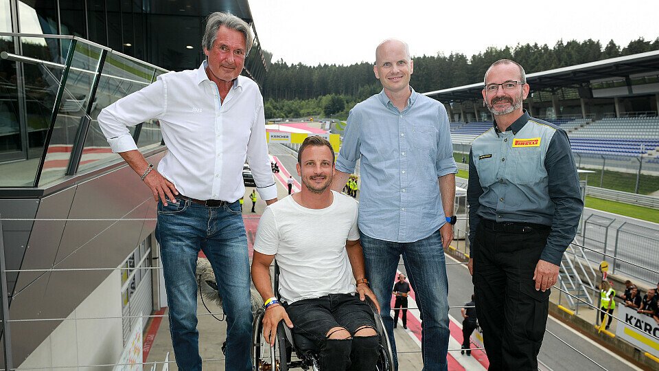 Prominenz bei der Siegerehrung: ADAC Sportpräsident Tomczyk (l.) und Co., Foto: ADAC Formel 4