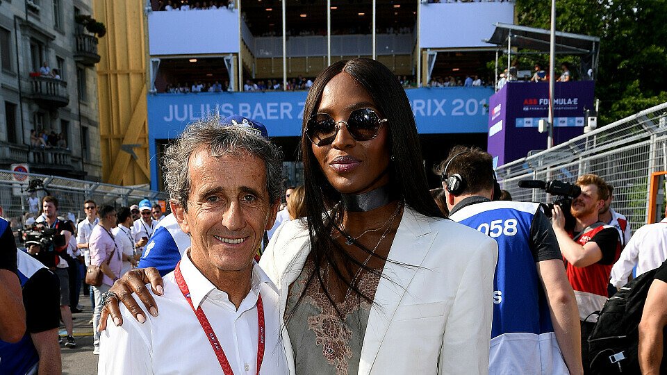 Leichter Größenunterschied: Alain Prost und Naomi Campbell in Zürich, Foto: FIA Formula E