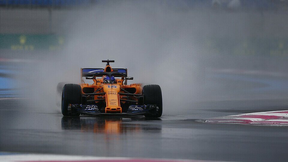 Fernando Alonso traute sich als erster Pilot auf Regenreifen auf die Strecke, Foto: Sutton