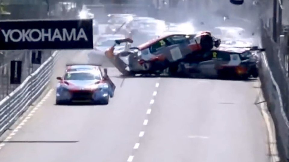 Heftiger Massen-Crash bei der WTCR in Vila Real, Foto: Youtube/Screenshot