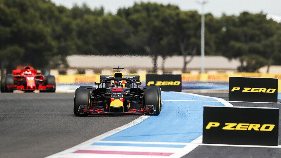 Daniel Ricciardo geriert durch Flügel-Schaschlik in Turbulenzen, Foto: LAT Images