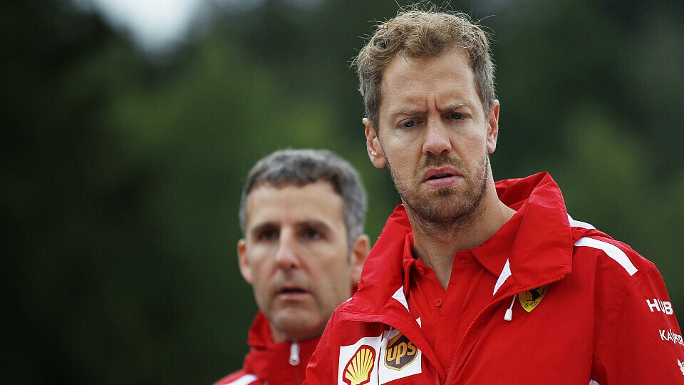 Sebastian Vettel wirft beim Track Walk einen besonders kritischen Blick auf die dritte DRS-Zone in Spielberg, Foto: Sutton