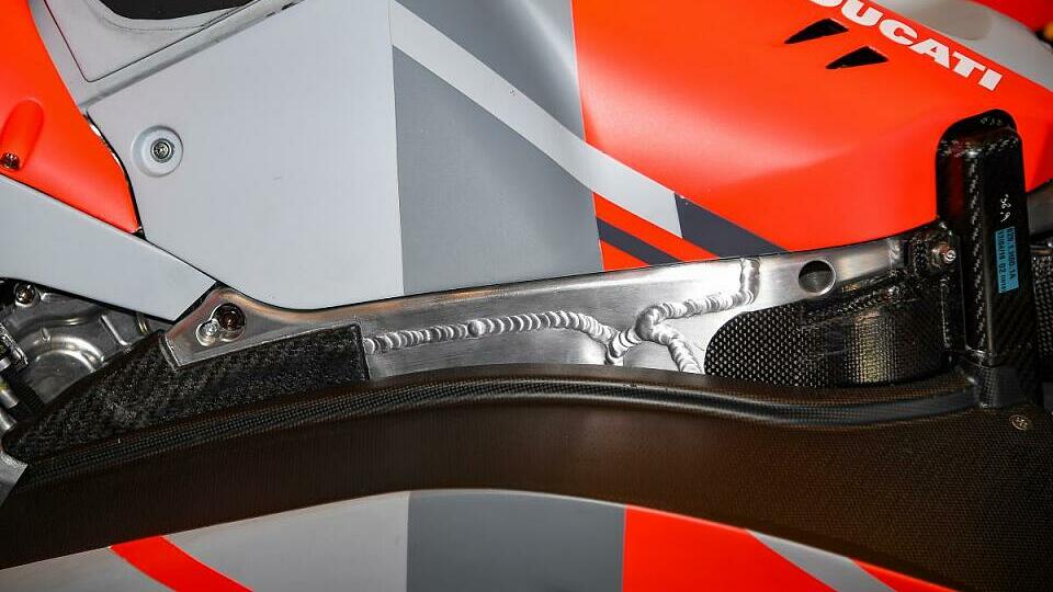 Neu: Die Karbonstreifen am Aluminiumrahmen, Foto: MotoGP/Twitter