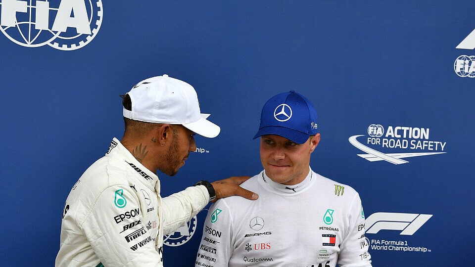 Lewis Hamilton gratulierte Valtteri Bottas fair zur verdienten Pole, Foto: Sutton