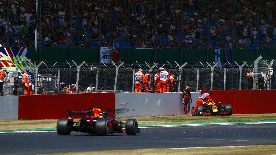 Red Bull sieht sich nach dem Freitag in Silverstone auf verlorenem Posten im Kampf gegen Ferrari und Mercedes, Foto: LAT Images