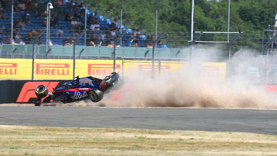 Brendon Hartleys Unfall im dritten Training gibt Toro Rosso noch Rätsel auf, Foto: Sutton