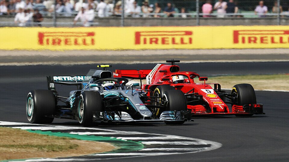 Sebastian Vettel gewann in Silverstone nach einem epischen Kampf gegen Mercedes, Foto: LAT Images