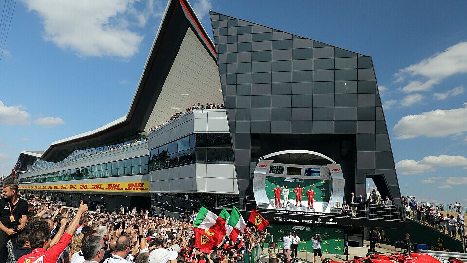 Der Großbritannien GP ist extrem beliebt bei den Fans - trotzdem wackelt das Silverstone-Rennen, Foto: LAT Images
