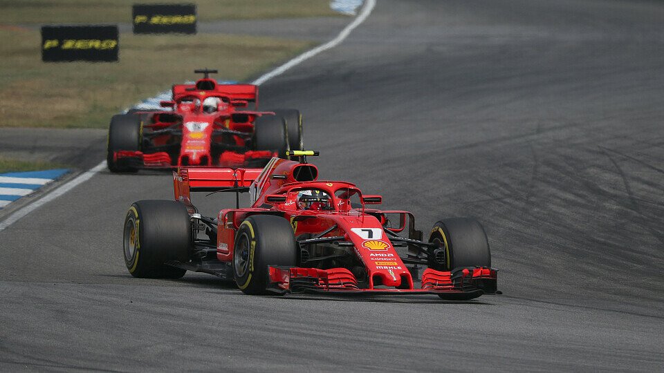 Kimi Räikkönen wusste nicht, ob er Vettel vorbeilassen sollte, Foto: Sutton