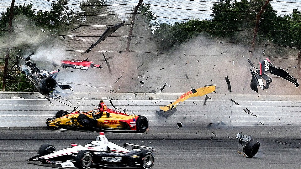 Das komplett zerstörte Auto von Robert Wickens fliegt durch die Luft, Foto: LAT Images