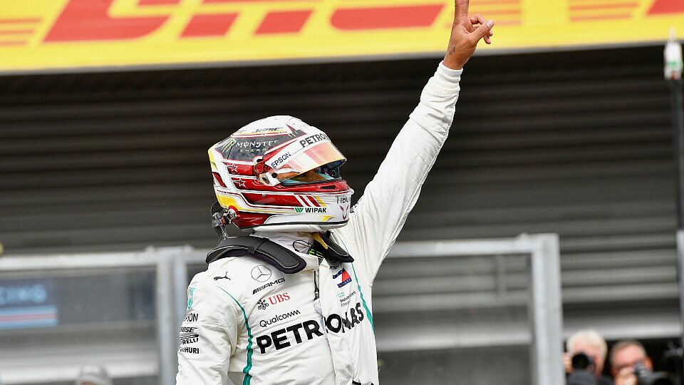 Lewis Hamilton eroberte im Regen von Spa eine weitere wichtige Pole Position gegen Sebastian Vettel, Foto: Sutton