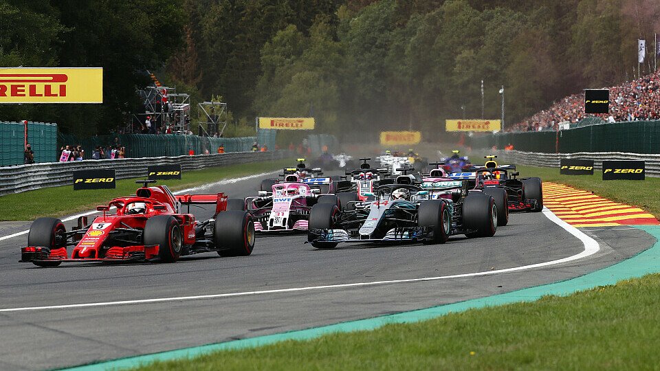 Sebastian Vettel flog an Lewis Hamilton einfach mal vorbei, Foto: Sutton
