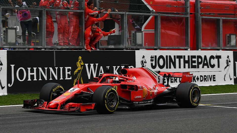 Sebastian Vettel setzte schon in der ersten Runde das entscheidende Manöver gegen Lewis Hamilton, Foto: Sutton