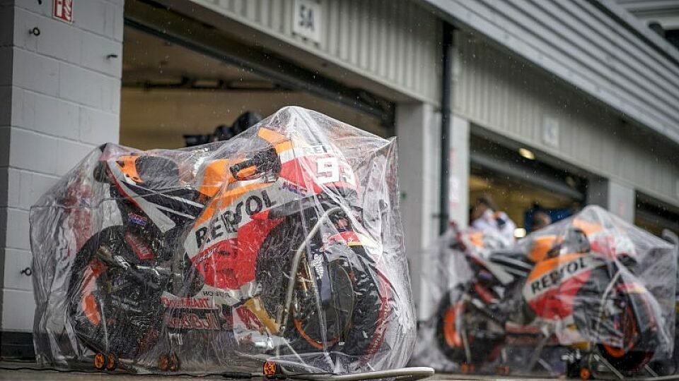 In Silverstone blieben die Motorräder am Sonntag unter der Abdeckung, Foto: HRC