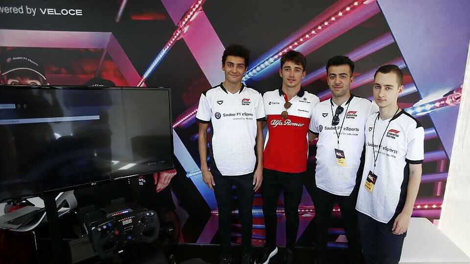 Saubers eSports-Trio traf in Mailand auf F1-Shootingstar Charles Leclerc, Foto: Sutton