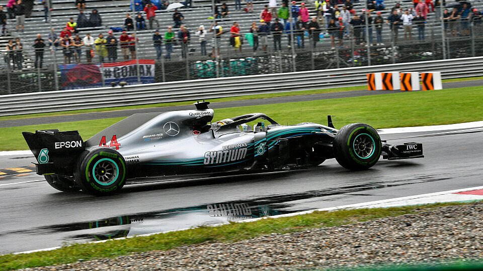 Lewis Hamilton döste im 1. Monza-Training sogar im Auto ein, Foto: Sutton