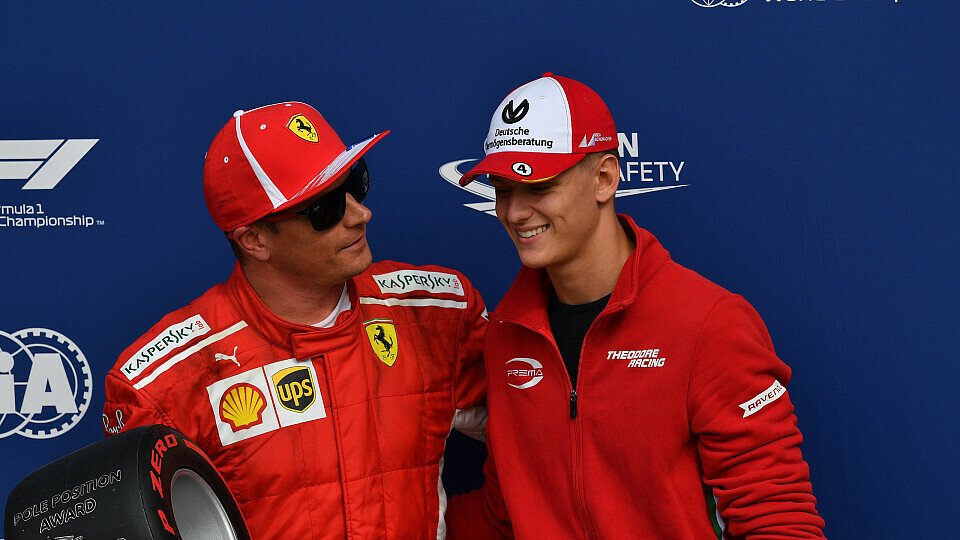 Mick Schumacher durfte in Monza den Pole Position Award an Kimi Räikkönen überreichen, Foto: Sutton