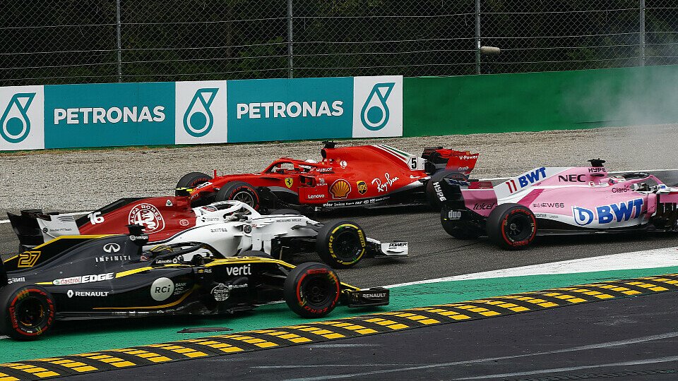 Sebastian Vettel verlor jegliche Siegchancen nach dem Kontakt mit Lewis Hamilton, Foto: Sutton