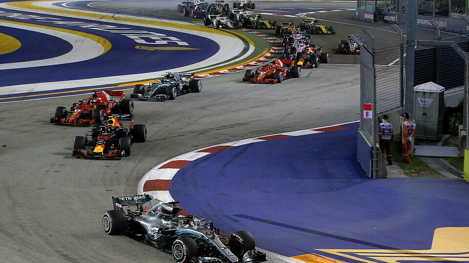 Lewis Hamilton setzte in Singapur Pole in Sieg um, Foto: Sutton