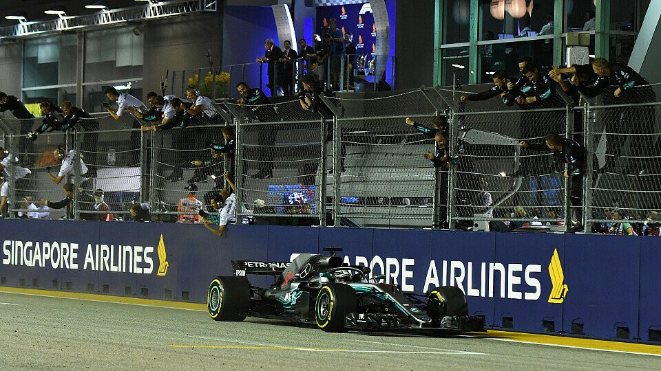 Lewis Hamilton hat in Singapur einen ungefährdeten Sieg vor Max Verstappen und Sebastian Vettel gefeiert, Foto: Sutton