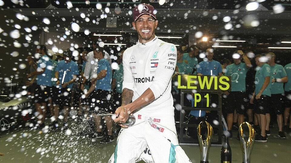 Lewis Hamilton feierte in Singapur einen vielleicht entscheidenden Sieg im WM-Kampf, Foto: Sutton