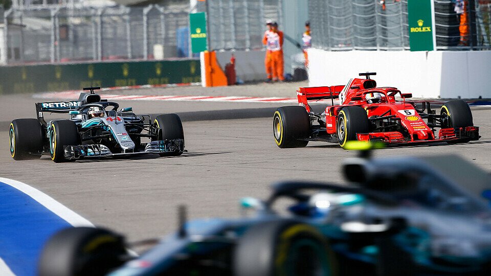 Sebastian Vettel und Lewis Hamilton kamen sich in Sotschi bedrohlich nahe, Foto: LAT Images