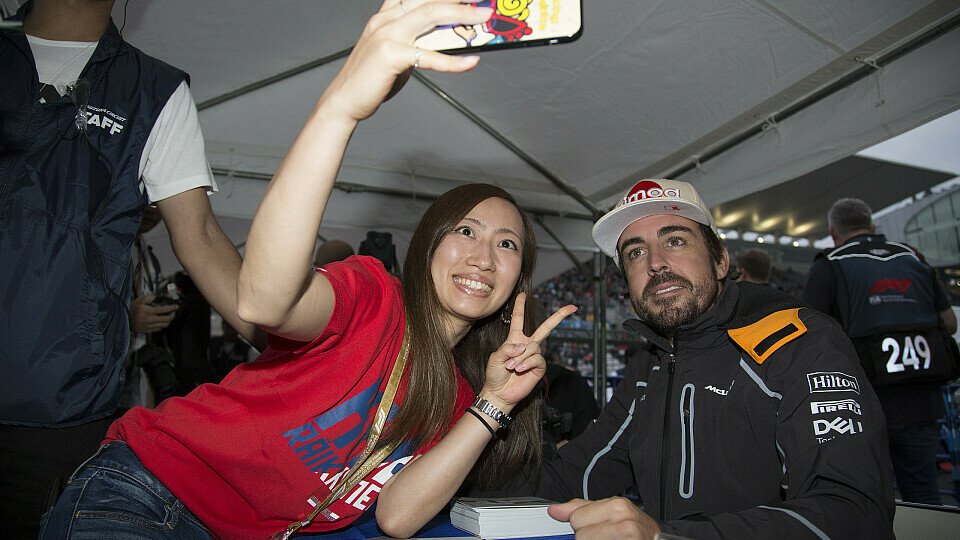 Fernando Alonso ist auch kurz vor dem Ende seiner Formel-1-Karriere noch voll dabei und glücklich, Foto: Sutton