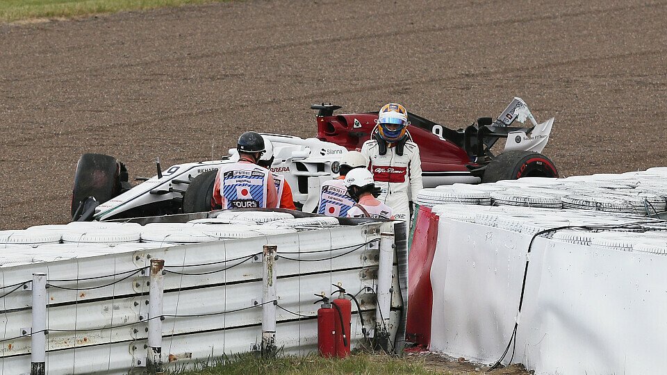 Marcus Ericsson beendete das Qualifying zum Formel-1-Rennen in Japan im Reifenstapel, Foto: Sutton