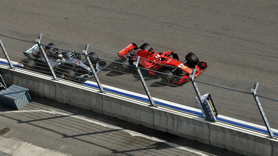 Wenige Zentimeter zum katastrophalen Crash fehlten beim Zweikampf zwischen Sebastian Vettel und Lewis Hamilton, Foto: Sutton