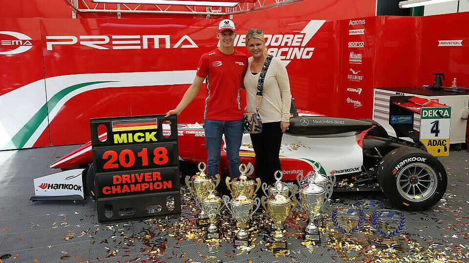 Mick Schumacher mit Mutter Corinna nach dem Titelgewinn in Hockenheim, Foto: FIA F3 / Suer