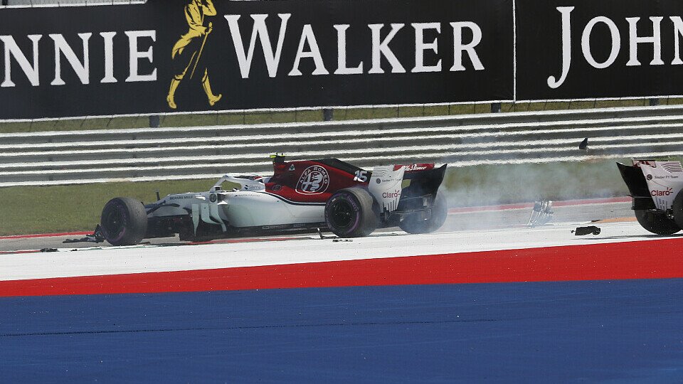Charles Leclerc dreht sich in Austin nach Kontakt mit Romain Grosjean in die Auslaufzone, Foto: Sutton
