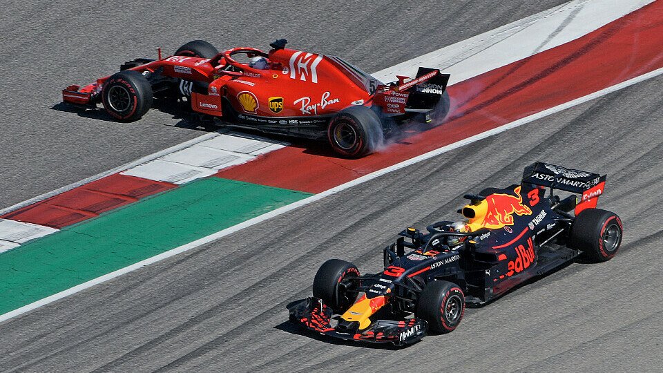 Sebastian Vettel geht auch aus dem Zweikampf mit Daniel Ricciardo als Verlierer heraus, Foto: Sutton
