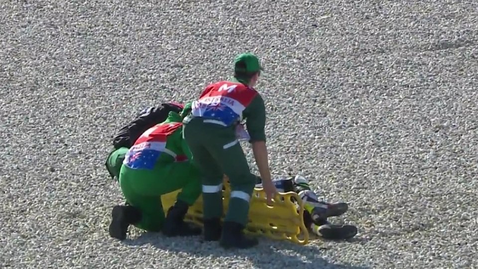 Cal Crutchlow konnte nach seinem Sturz nicht selbstständig aufstehen, Foto: Screenshot/MotoGP