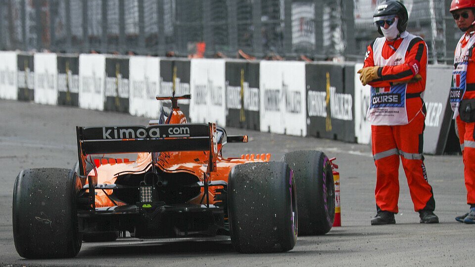 Fernando Alonso musste beim Formel-1-Rennen in Mexiko den McLaren nach einem unglücklichen Zwischenfall abstellen, Foto: Sutton