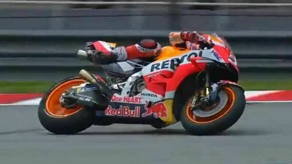 Marc Marquez hing mehrmals neben seiner Honda, Foto: MotoGP/Screenshot