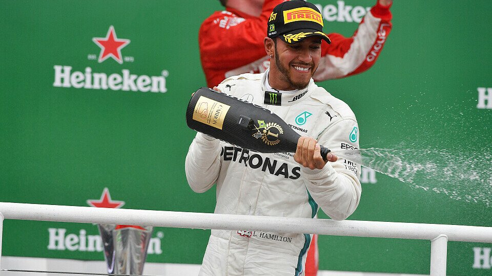 Der Konstrukteurstitel für Mercedes spornte Lewis Hamilton auch nach dem Gewinn der Fahrerweltmeisterschaft weiter an, Foto: Sutton