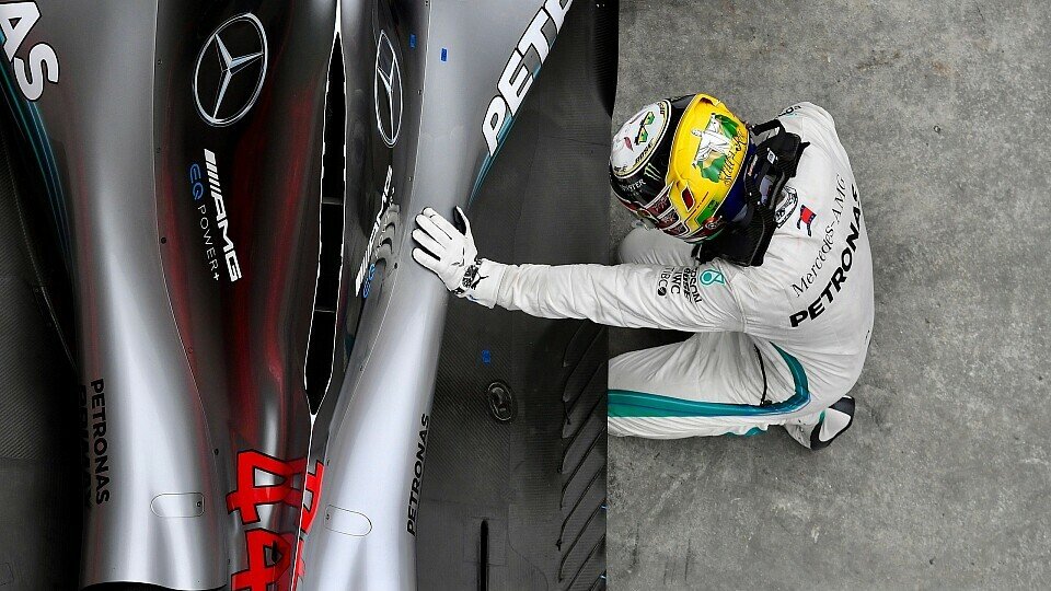 Lewis Hamilton kniet nach dem Zieleinlauf des Brasilien-GPs neben seinem Mercedes