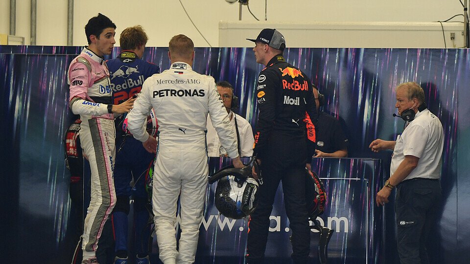 In der FIA-Garage kam es zum Eklat: Max Verstappen schubste Esteban Ocon von der Waage, Foto: Sutton